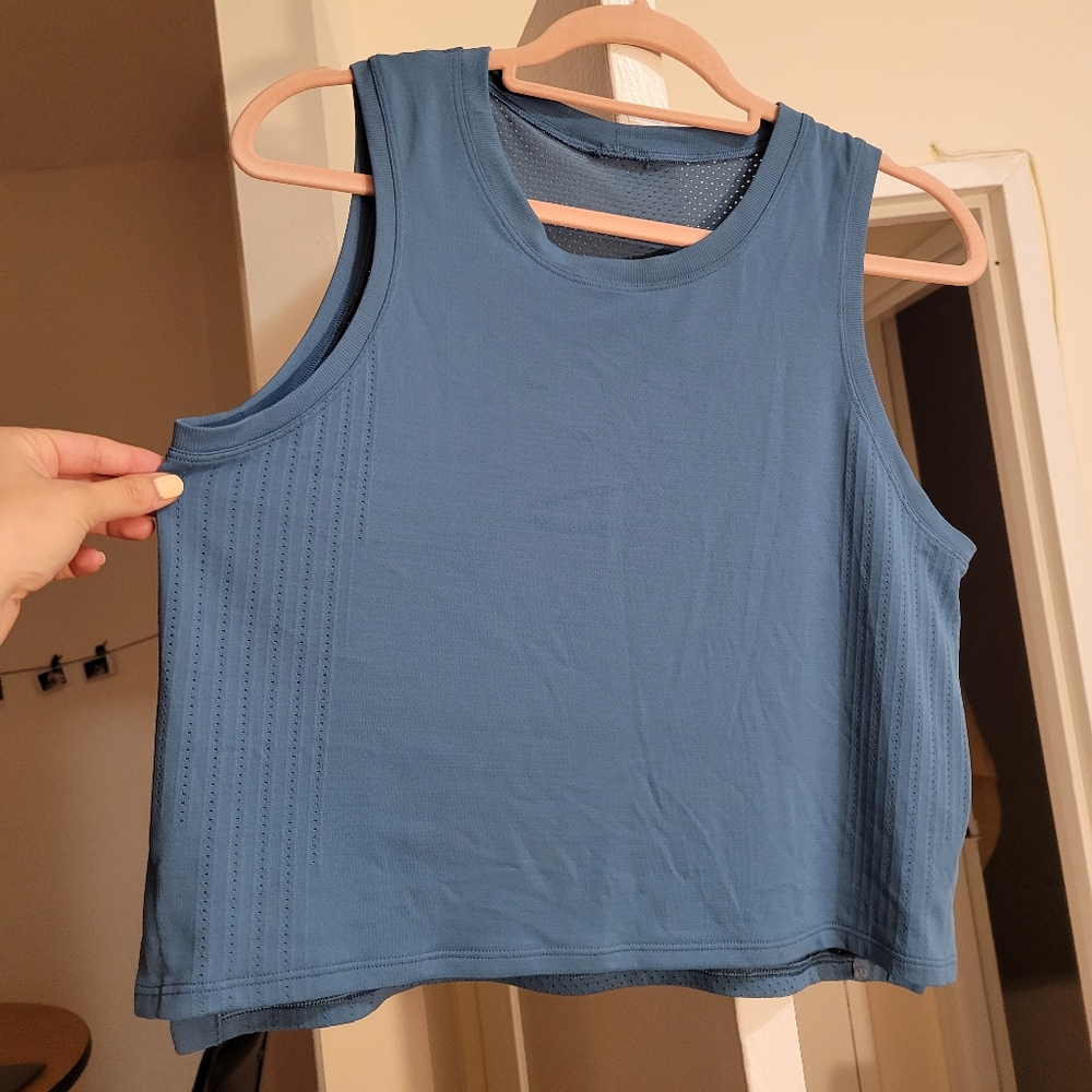 Train to be Lululemon size 8 tank top blue